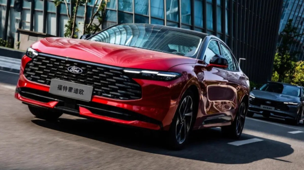 Обновленный Ford Mondeo стал мощнее и обрел классические фары Обновленный Ford Mondeo стал мощнее и обрел классические фары