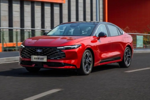 Обновленный Ford Mondeo стал мощнее и обрел классические фары Обновленный Ford Mondeo стал мощнее и обрел классические фары